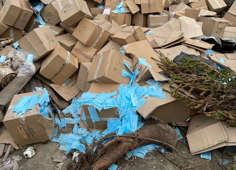 Кто-то выбросил коробки с масками на свалку в Новоуральске