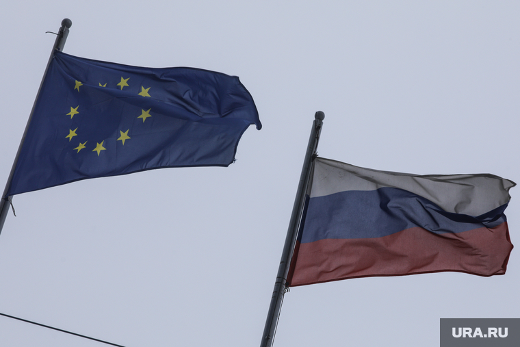 Флаги и портфели. Москва
, флаг евросоюза, россия, флаг, флаг россии