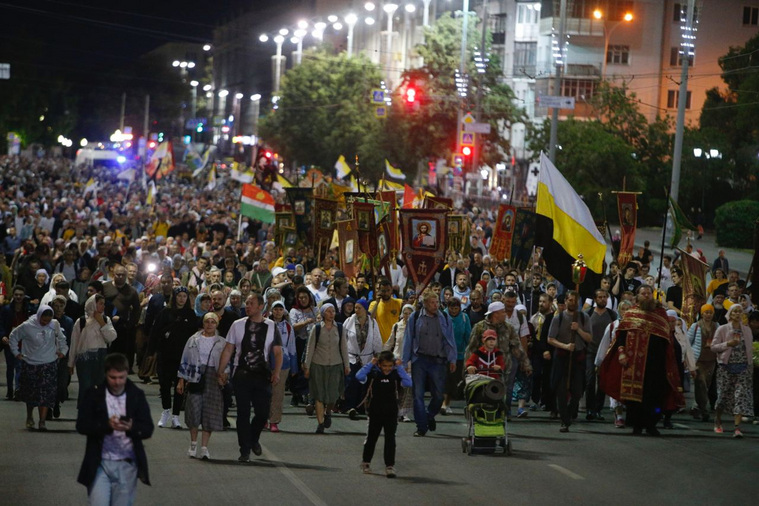 На православное шествие вышли 46 тысяч свердловчан