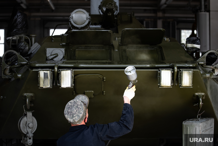 Подготовка военной техники к параду Победы в 32-м военном городке. Екатеринбург, военная техника, покраска, бтр-80, покраска военной техники, подготовка к параду