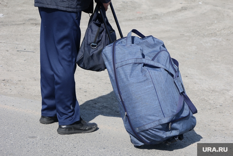 Российско-казахстанская граница. Курган, сумки, пограничная зона, пограничники, переезд, пассажир, отпуск, багаж, отток населения, граница казахстана