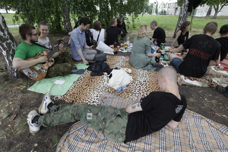 На «Гомофобный пикник» в центре Екатеринбурга собралось около 20 человек