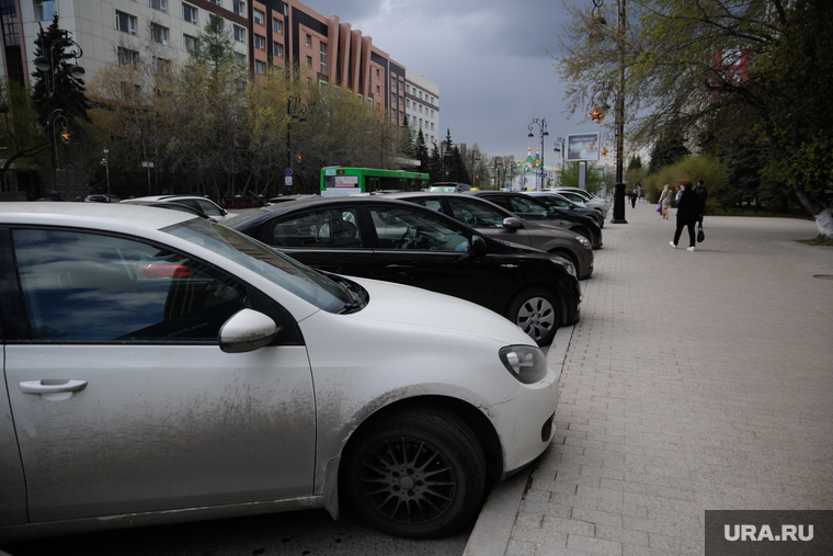 Обстановка с парковочными местами в городе во время карантина. Тюмень, автомобили, парковка