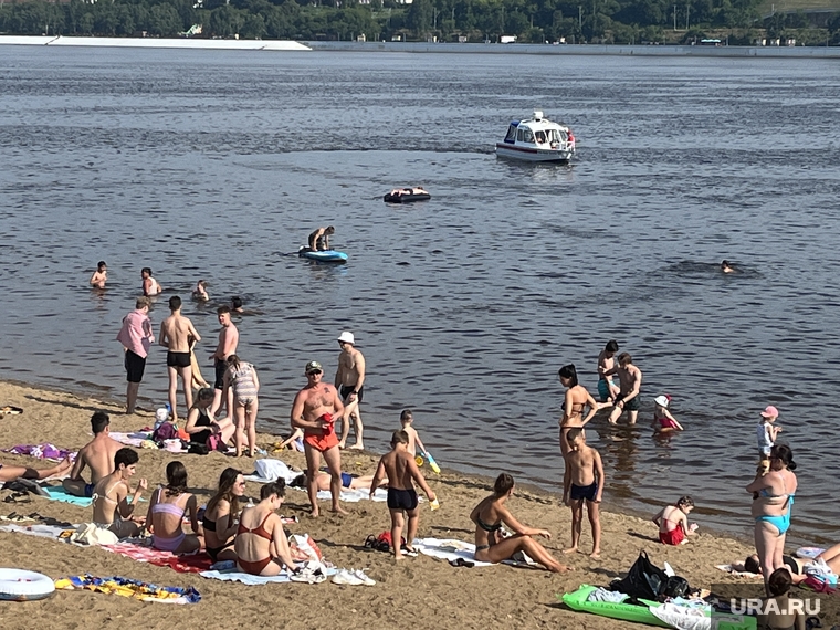 Август можно ли купаться. Пляж на реке. Пляж на Каме. Пляж Пермь. Купание в реке.