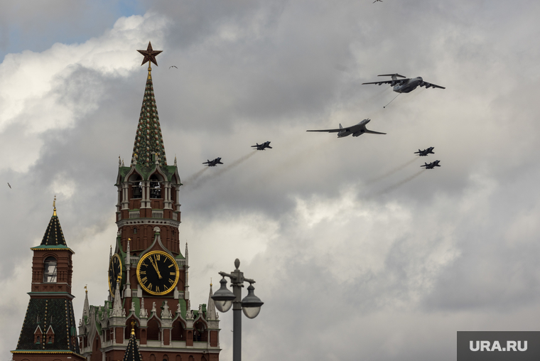 Репетиция воздушной части парада. Москва, военные, звезда, самолет, спасская башня, московский кремль, воздушный парад, пилотажная группа, воздушное звено
