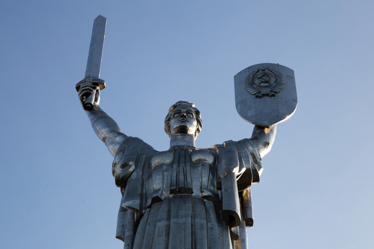 Киев собирается заменить герб СССР на щите скульптуры «Родина-мать» трезубцем