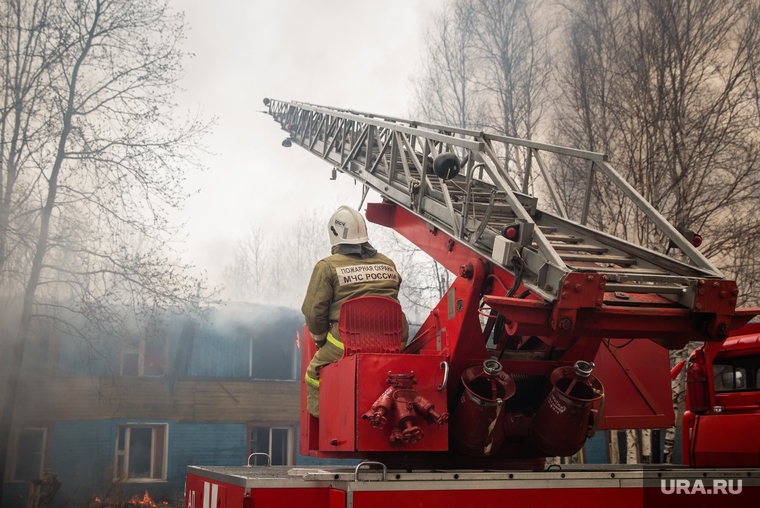 Пожар в расселенном доме, в поселке Солнечный. Сургут, мчс, пожарная машина, пожарная лестница