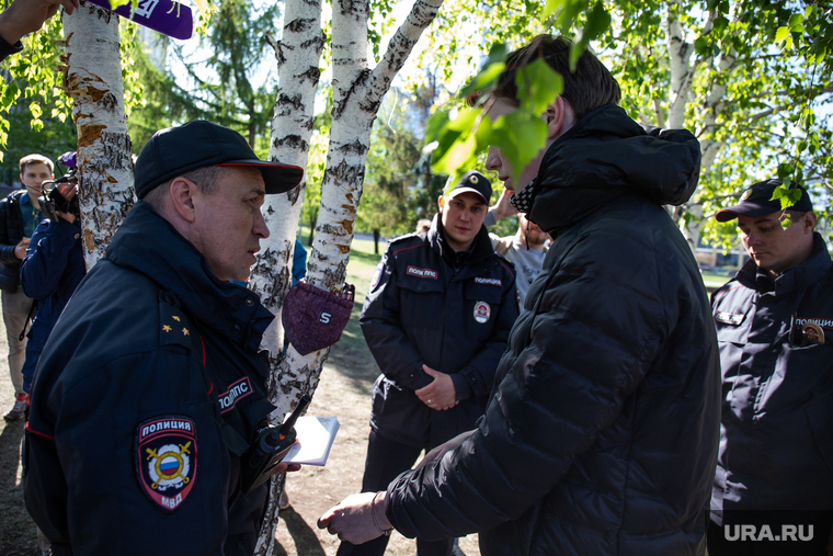 Протесты против строительства храма Св. Екатерины в сквере у театра драмы.
Екатеринбург, подросток, досмотр вещей