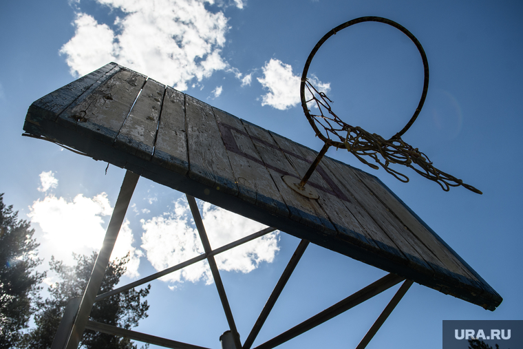 Детский лагерь "Маяк" перед летней сменой. Свердловская область, Сысерть, баскетбол, баскетбольное кольцо