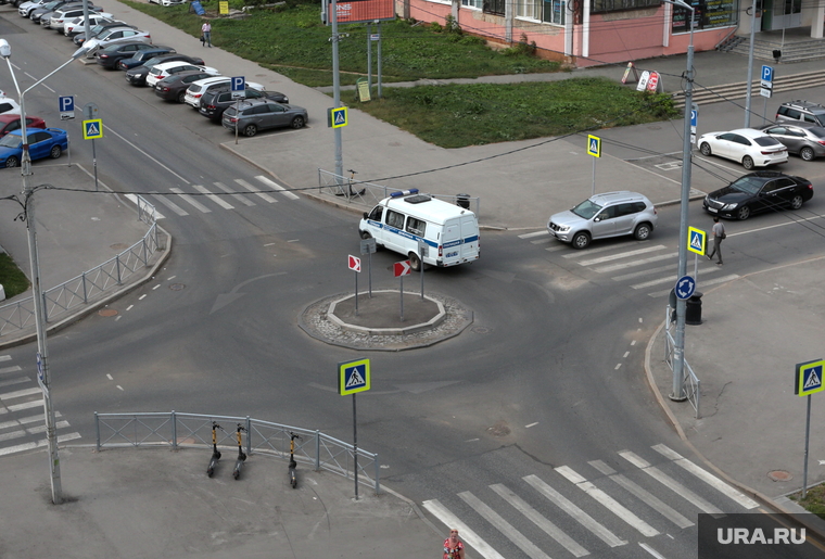 Виды города. Пермь, перекресток, перекресток с круговым движением, автомобиль полиции