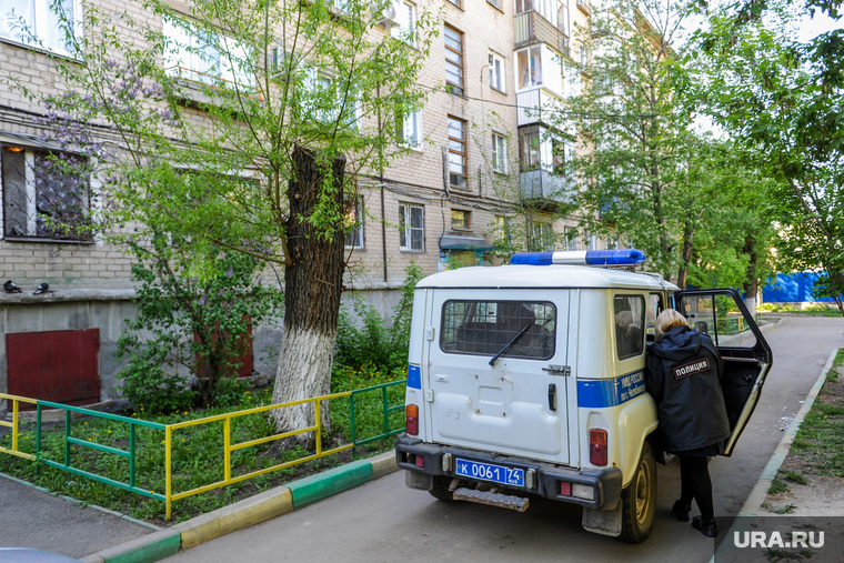Задержание человека назвавшего себя богом. Челябинск, арест, уаз, участковый, задержанный, подъезд, полиция, патрульный автомобиль, задержание