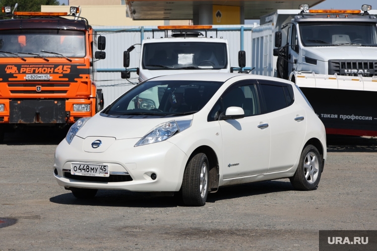Электромобиль Nissan Leaf передали КГУ в рамках проекта «Родстер «Крым»