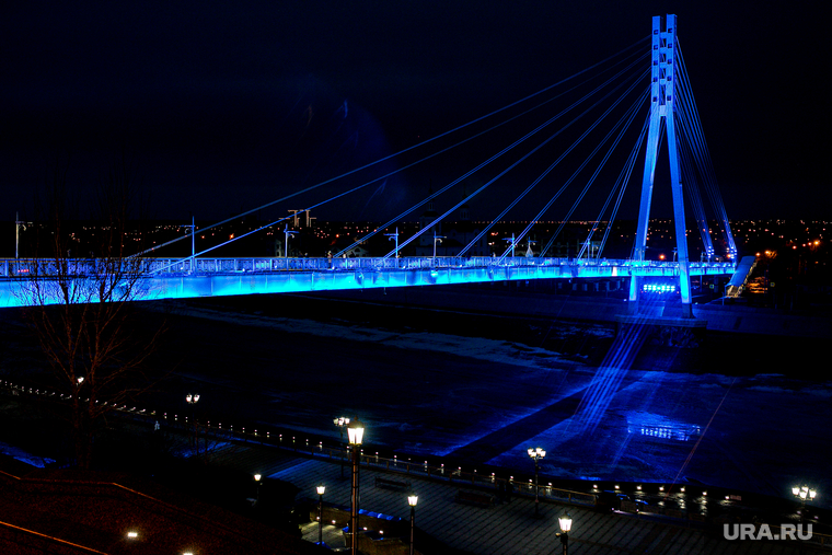 Синий мост, день аутиста. Тюмень, пешеходный мост, мост влюбленных, синий мост