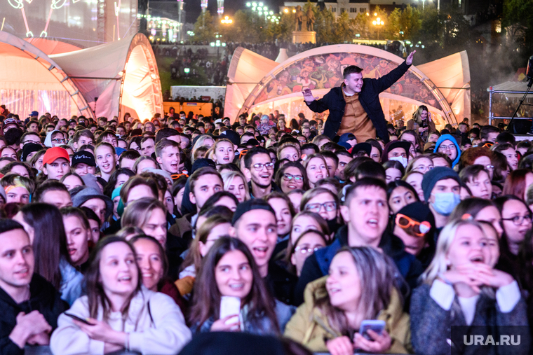 Группа The Hatters на Ural Music Night. Екатеринбург, концерт, массовое мероприятие, ночь музыки, зрители, толпа людей