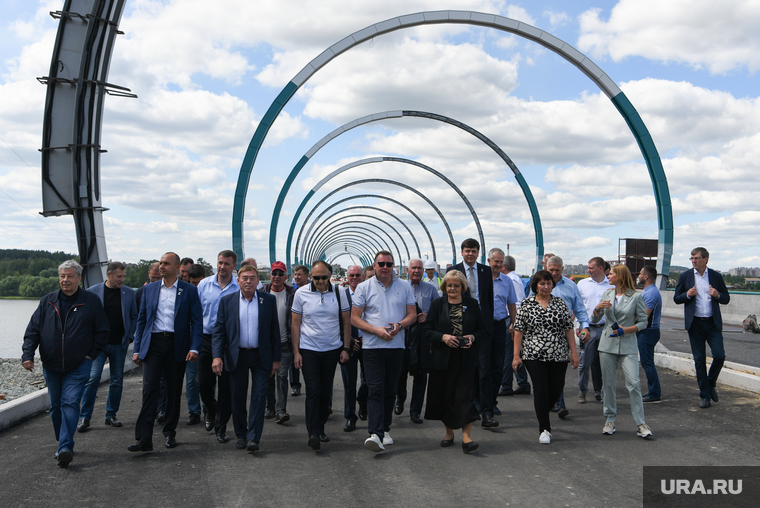 Депутаты заксобрания и мэр Владислав Пинаев (в центре, в светлых кроссовках) одними из первых прошлись по мосту