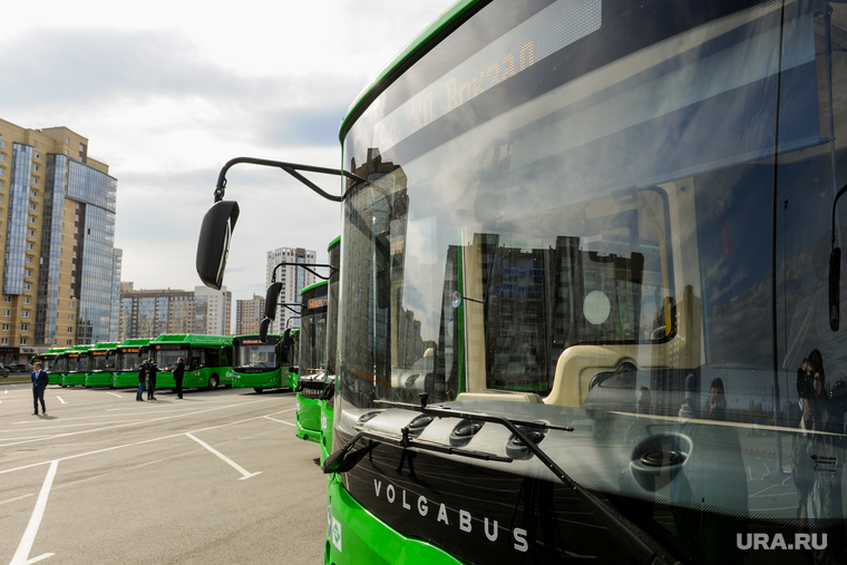Алексей Текслер на осмотре новых экологичных автобусов. Челябинск, автобус, городской транспорт