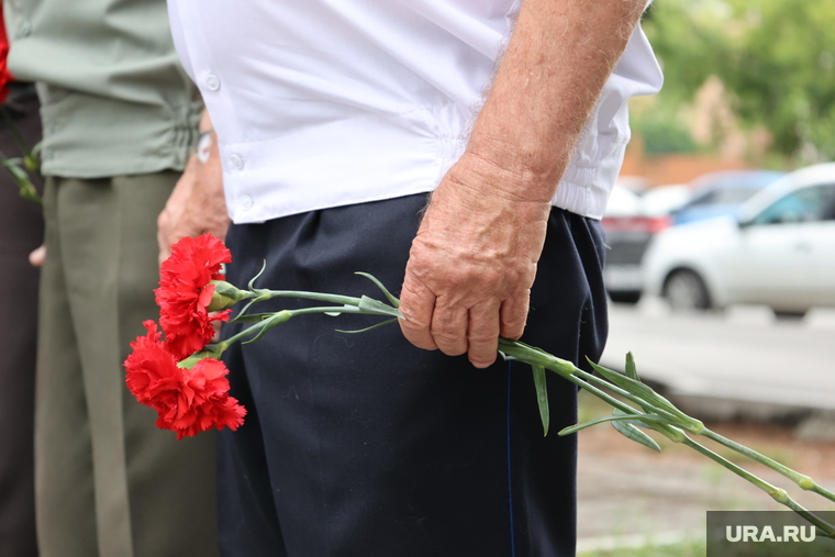 Возложение цветов к памятнику Дзержинского. Курган, гвоздики, возложение цветов