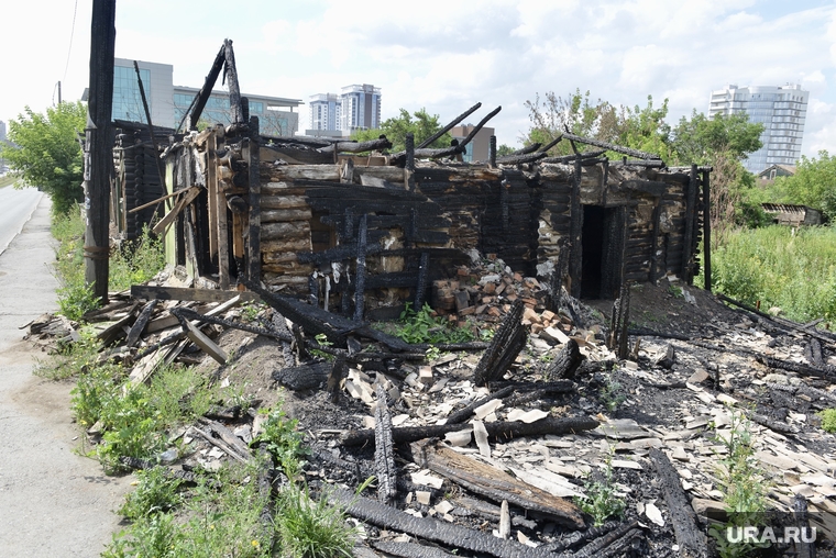 В августе 2021 года в одном из сгоревшем деревянном доме №82 пожарные обнаружили обгоревший труп