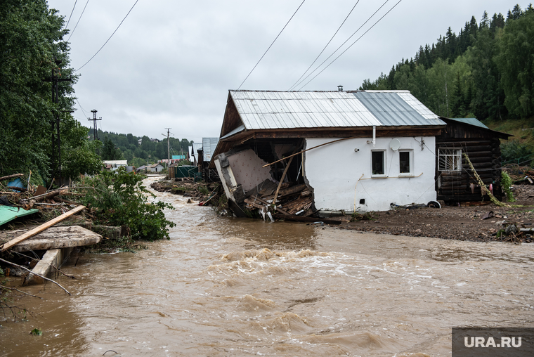Последствия паводка в городе Нижние Серги. Свердловская область, непогода, разрушенный дом, паводок, наводнение, потоп, разрушения, подтопление