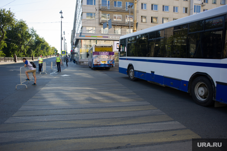 Марафон "Европа-Азия"-2016. Екатеринбург, пешеходный переход, зебра, перекрытие дороги, автобус