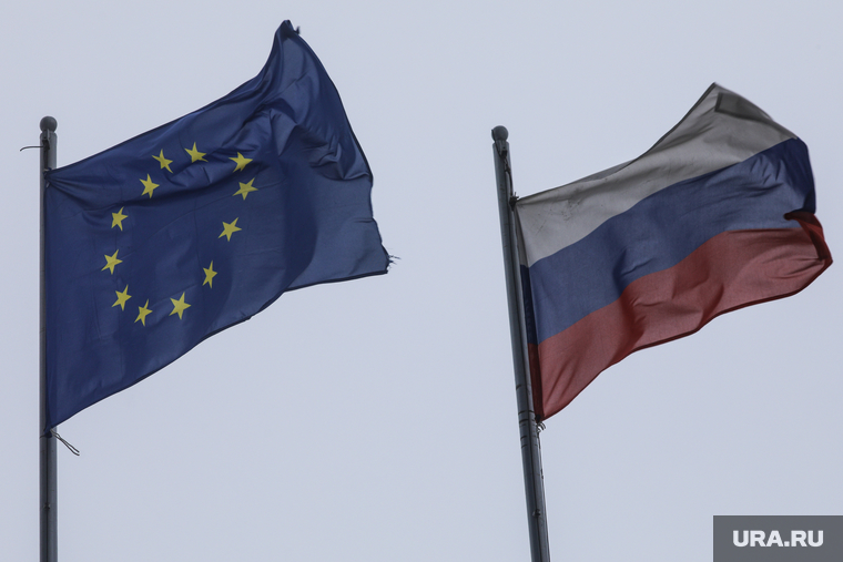Флаги и портфели. Москва
, флаг евросоюза, россия, флаг, флаг россии