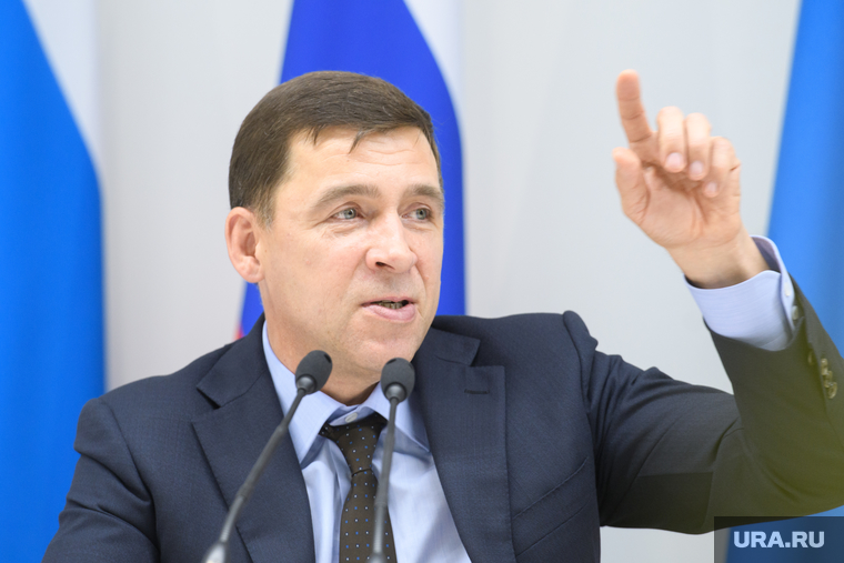Пресс-конференция губернатора Свердловской области Евгения Куйвашева в конгресс-центре по итогам «Иннопром 2019», куйвашев евгений, портрет, указательный палец вверх