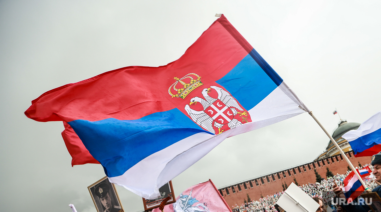 Бессмертный полк. Москва, бессмертный полк, флаг сербии, 9 мая, красная площадь, сербский флаг