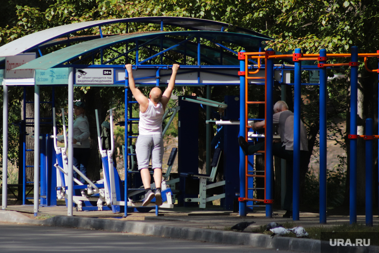Торжественная линейка студентов КГУ в ЦПКиО. Курган, спорт, Уличный тренажер