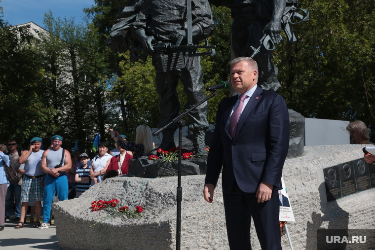 «Вы с честью и достоинством несете знамя ВДВ», — обратился Демкин к участникам митинга. Он пожелал им крепкого здоровья и отметил, что десантники, это грозная сила, которая стоит на страже Родины.