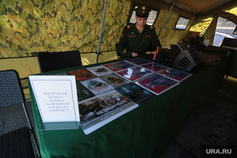 Здесь же, в мобильном пункте набора на военную службу желающие могли получить подробную информацию о службе по контракту