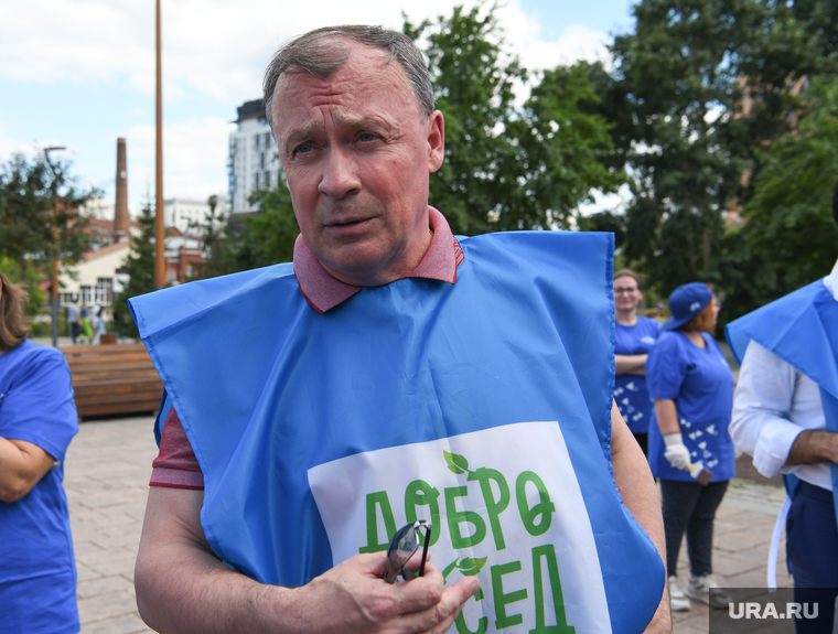 Алексей Орлов красит скамейку с волонтерами. Екатеринбург, орлов алексей