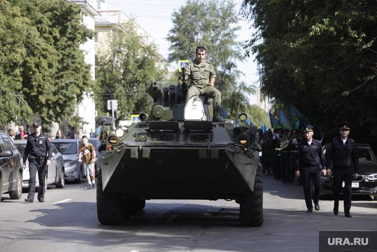 Горожане с интересом наблюдали за военной техникой, ехавшей по центральным улицам Екатеринбурга