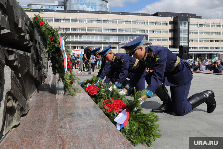 В торжественной церемонии цветов к мемориалу принимали участие десятки военных