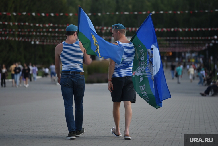 После официальной части десантники разбрелись по паркам и скверам Екатеринбурга