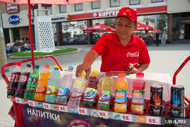 Точки продажи воды в центре Екатеринбурга, напитки, продавец, газировка, уличная торговля