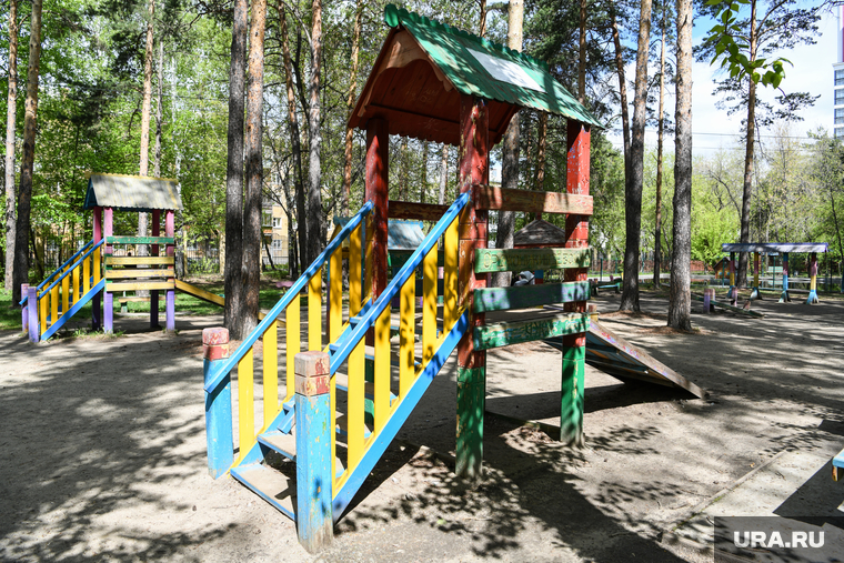 Парки Екатеринбурга. Екатеринбург, детская площадка, деревянная горка, летний парк уралмаш