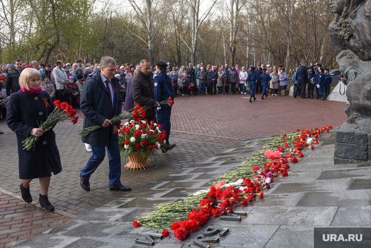 Митинг-концерт , посвященный Дню Победы в Великой Отечественной войне. Екатеринбург, возложение цветов, цветы, памятник труженикам тыла