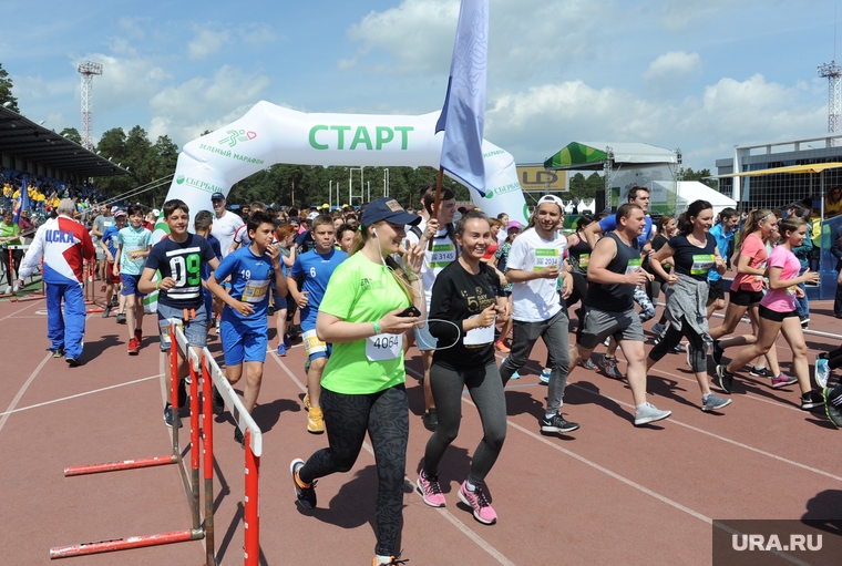 Зеленый марафон на легкоатлетическом стадионе имени Елесиной. Челябинске, старт, забег, зеленый марафон