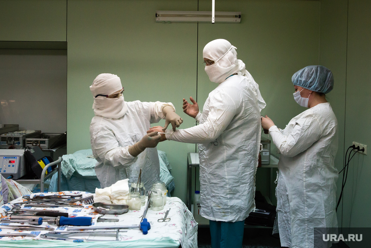Операция на позвоночнике в Сургутской клинической травматологической больнице. Сургут, перчатки, хирург, доктор