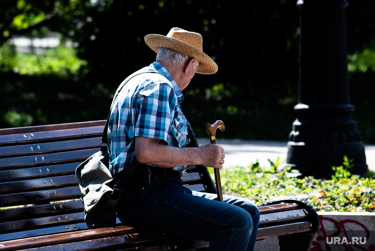 Екатеринбург во время пандемии коронавируса COVID-19, дедушка, хорошая погода, пожилой мужчина, дедушка на лавочке, солнечная погода, пожилой человек, сидит на скамейке, мужчина в шляпе