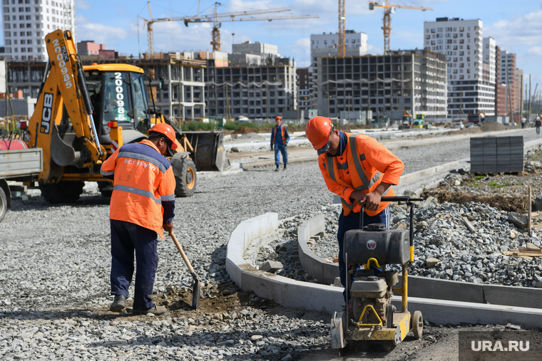 Виды Екатеринбурга, строительство дороги, дорожное строительство, дорожный рабочий, строительные работы, улица лучистая