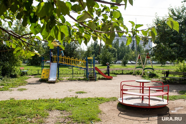 Парки и скверы Екатеринбурга, сквер в переулке Теплоходный, горки, детская площадка