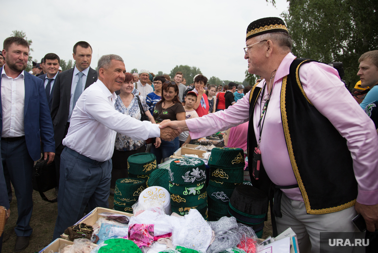 Всероссийский сельский Сабантуй. Село Альменево. Курганская область, рукопожатие, минниханов рустам, тюбетейка