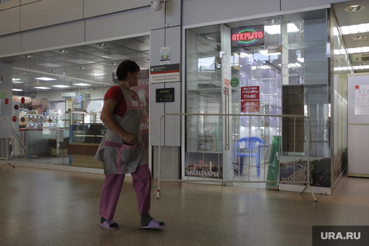 Пустые прилавки закрытых магазинов на вокзале в Тюмени