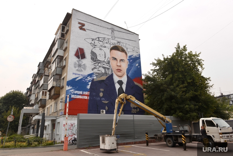 Портрет летчика Александра Подшивалова (по адресу Свердловский проспект, 58) почти готов