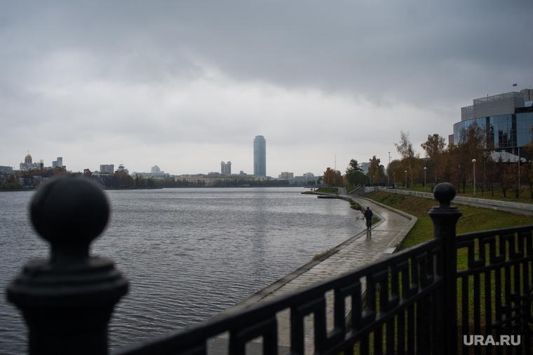 Виды Екатеринбурга, река исеть, город екатеринбург, пасмурная погода, набережная реки исеть