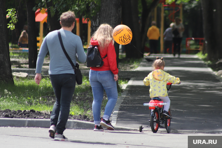 День защиты детей. Курган, ребенок, семья, родители, воздушный шарик, прогулка в парке