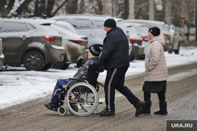 Машины скорой помощи в красной зоне городской больницы №2. Курган , снег, зима, инвалидная коляска, инвалидное кресло, инвалидность