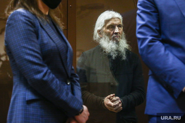 Группа поддержки у Измайловского суда во время вынесения приговора отцу Сергию (Романову). Москва, романов николай, отец сергий