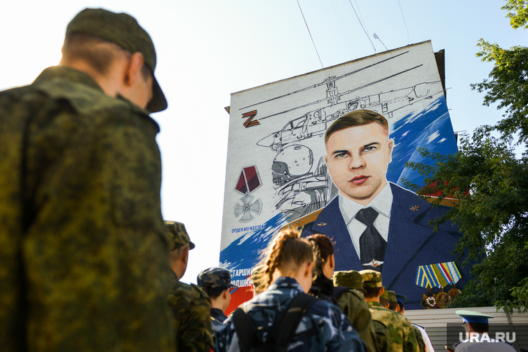 Летчика Александра Подшивалова нарисовали на фасаде дома по адресу Свердловский проспект, 58